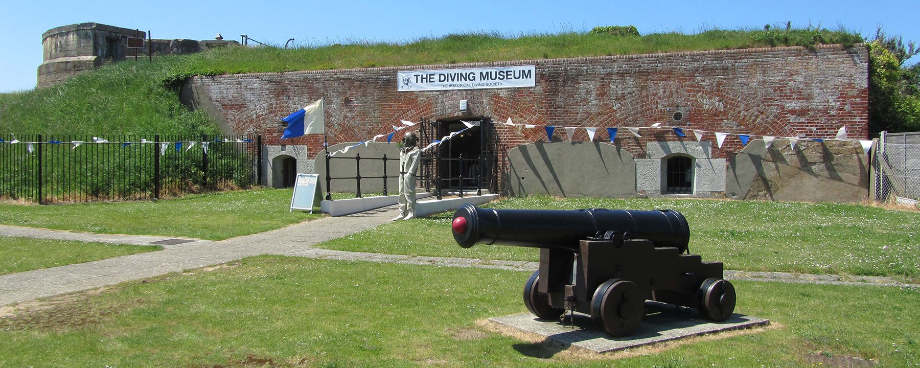 Visit Banner 1 Image of the entrance of the Diving Museum.